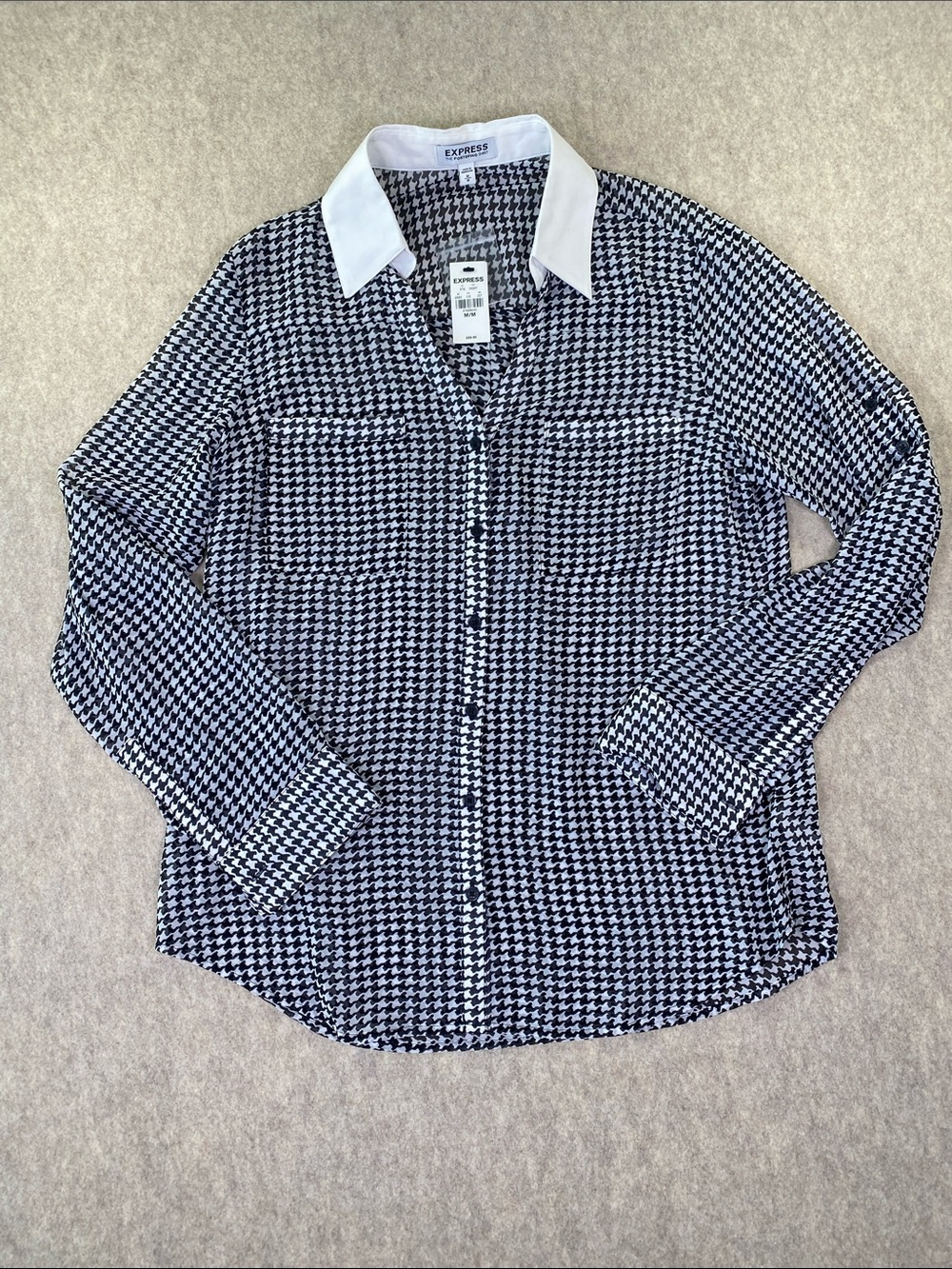 NWT Express Black & White Houndstooth Button-Down Shirt with White Collar Size M